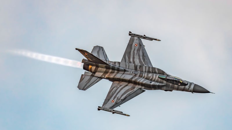 Kvůli ruským bombardérům startovaly polské stíhačky. Civilní letiště přerušila provoz