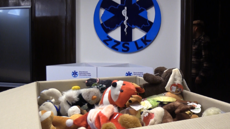 Vánoce v únoru? V Semilech realita. Tamní podnikatel po koupi hračkářství obdarovává děti