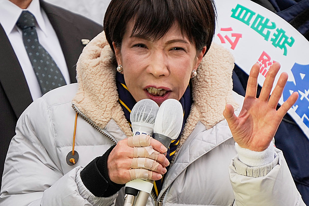 V Japonsku vrcholí předčasné volby. Populární premiérka chce silnější mandát