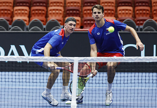 Davis Cup ONLINE: Čechům chybí k výhře nad Švédy už jen set, Nouza a Rikl vedou