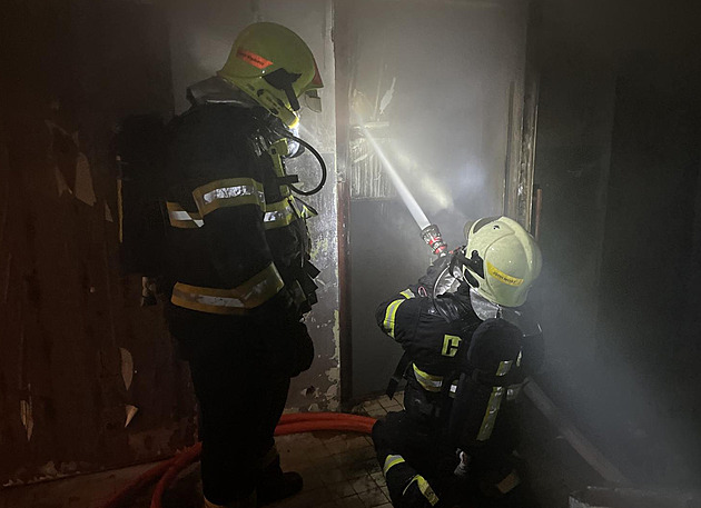 Při nočním požáru domu v Mostě hasiči evakuovali 26 lidí. Škoda je milion korun