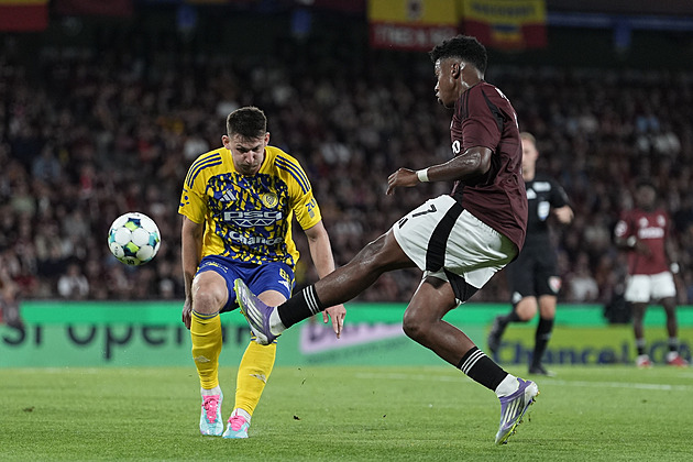 ONLINE: Zlín - Sparta 0:0, v základu Sonne i Irving. Místo Haraslína hraje Kuol