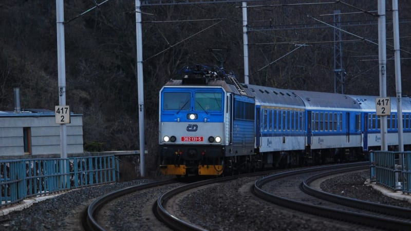 Smrt na kolejích: V Kolíně vlak srazil člověka. Provoz na trati byl zastaven