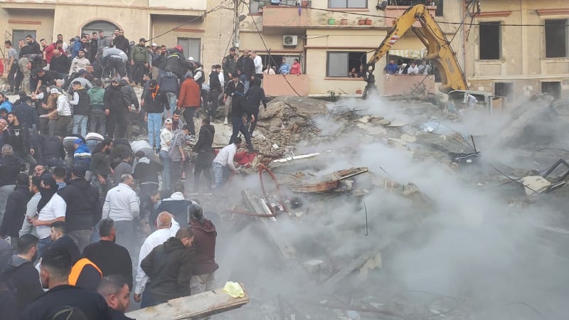 Trosky pohřbily pět lidí včetně dítěte. V libanonském Tripolisu se zřítil obytný dům