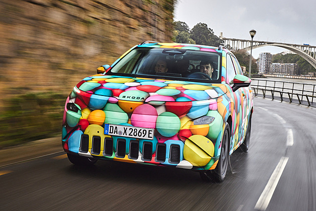 Nová elektrická Škodovka už žhaví gumy. Maskovaný elektrický epiq jsme projeli