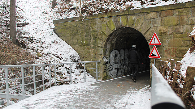 Do tunelu pro potok už mohou chodci i cyklisté, zpřístupnily ho rošty nad vodou