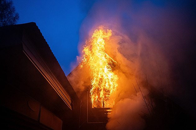 Při požáru chalupy zemřel člověk, zásah hasičům komplikovala zaplněná půda