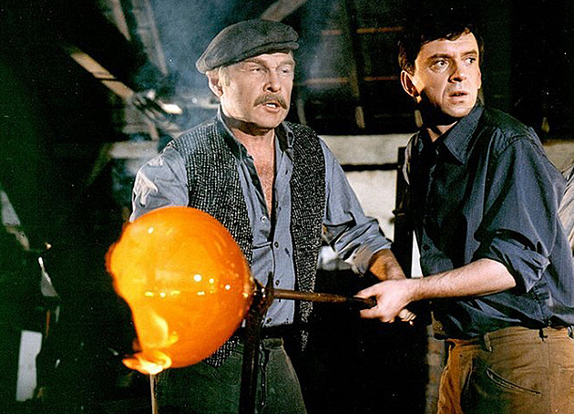 Synové a dcery Jakuba skláře: pod maskou prorežimního seriálu byla nevídaná kritika