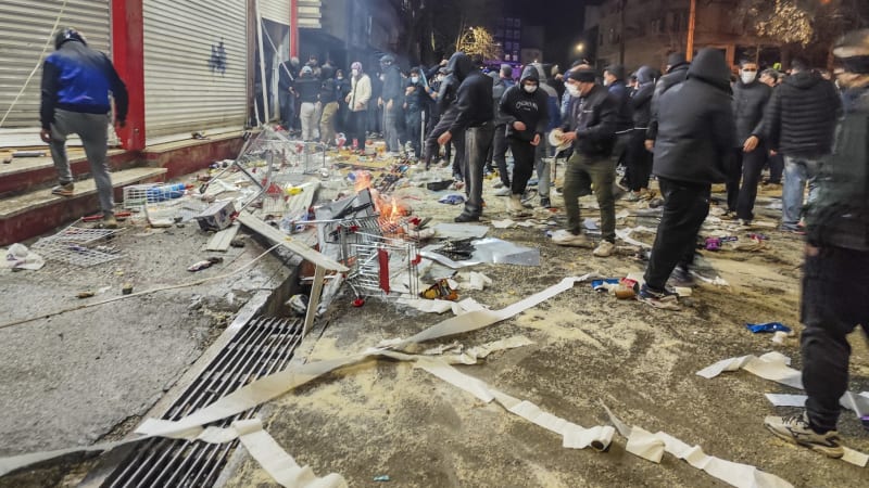 Mačety, brokovnice a kulomety. Analýza ukázala, čím íránský režim zmasakroval tisíce lidí