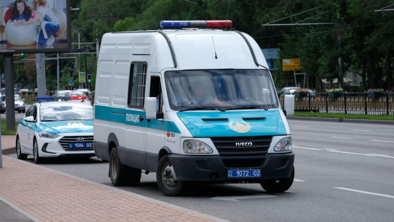 Děsivé záběry ze školy: Chlapec v Kazachstánu útočil na spolužáky sekerou. Dva zranění