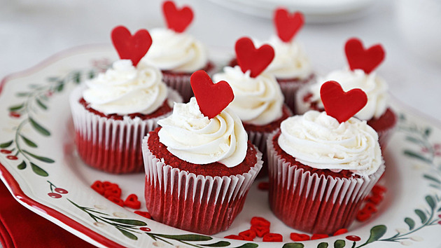 Zapomeňte na růže o Valentýnu. Letos frčí domácí Red Velvet ve stylu cupcakes
