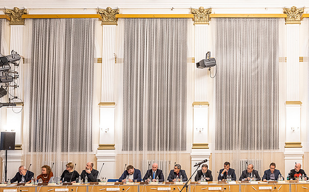 Senátor v Hradci obhajuje křeslo s Kubou v zádech, soupeřem je i exprimátor