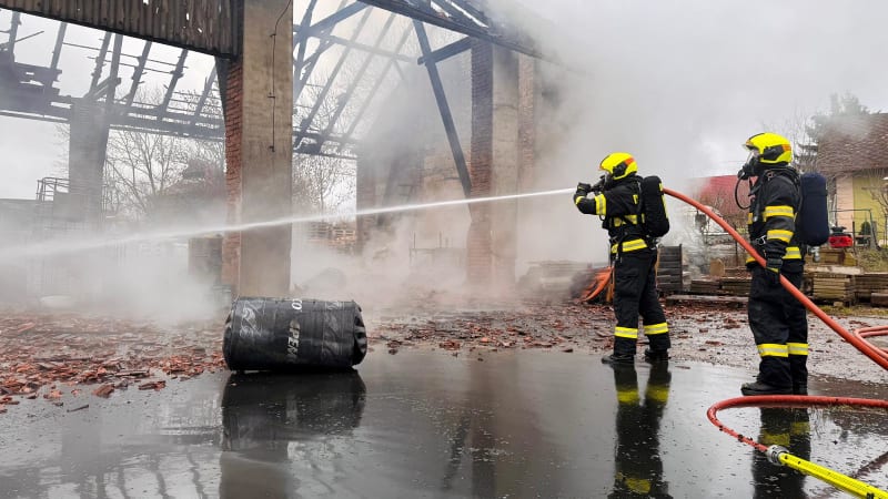 Plameny zachvátily průmyslový objekt v Dolní Rovni. Jeden zraněný, škody jdou do milionů