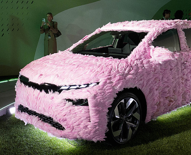 Českým Autem roku 2026 je elektrická škoda. Elroq porazil mercedes i BMW