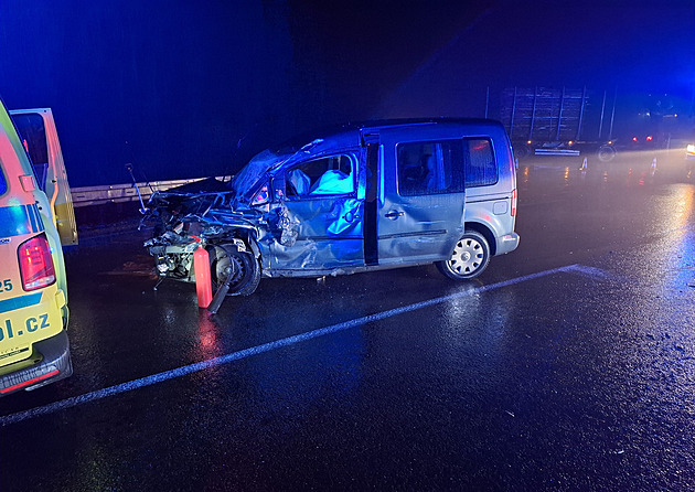 Senior nedal přednost kamionu, na místě zemřel. Nedaleko pak bourala další auta