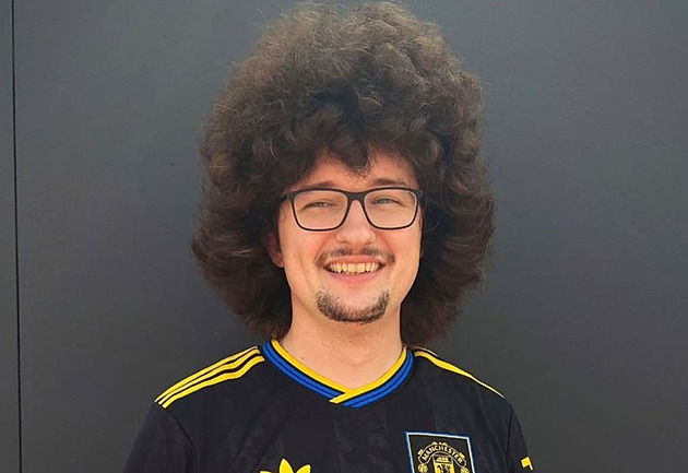 Ostříhá se konečně? Vlasatý fanda United potřebuje jednu výhru, proti bude i Souček