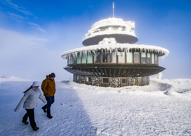 Lidí málo a pizza za tři stovky. Zimní pouť na Sněžku nadchne i provětrá peněženku
