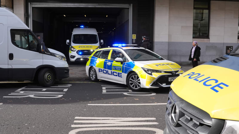 Krvavý útok u školy v Londýně: Policie pátrá po mladistvém útočníkovi po pobodání dvou dětí