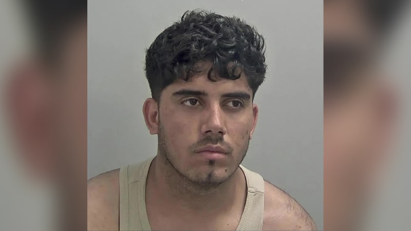 Migrant znásilnil 12letou dívku, smál se u toho a vše si natáčel. Do Británie připlul na člunu