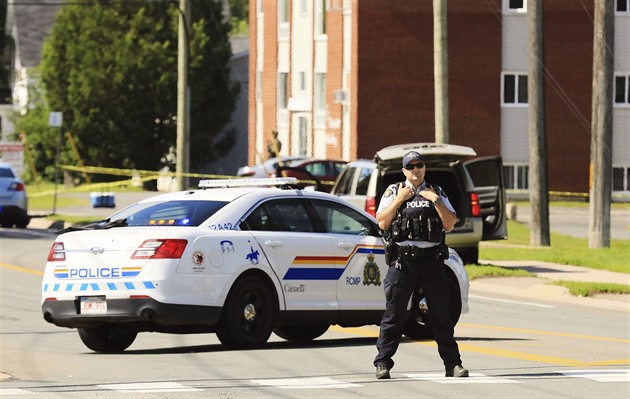 Deset mrtvých po střelbě ve škole na západě Kanady. Zemřela i útočnice