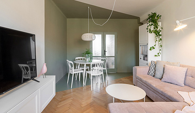 Malý byt v pražské Libni. Na proměnu bylo málo peněz, tak sáhli po barvách