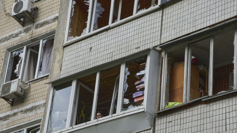 Úder dronu v Charkovské oblasti usmrtil tři batolata. V Rusku hoří rafinérie, ukazují záběry