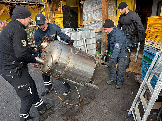 Tisíce litrů kvasu i distribuční síť. V kraji odhalili tuto zimu už čtyři černé pálenice
