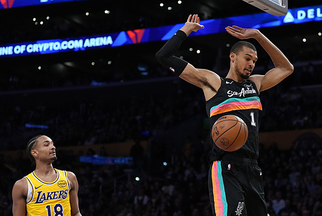 Lakers dostali výprask od Wembanyamy. James už věděl, jeho rekordní série končí