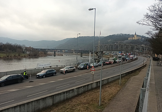 Kvůli drobné nehodě v Ústí nad Labem zkolabovala doprava. Školáci spěchali pěšky