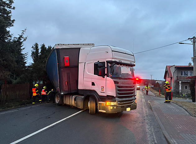 Na tahu do Polska boural kamion, návěs zablokoval cestu mezi Opavou a Krnovem