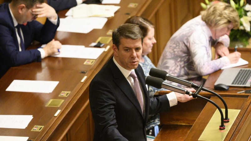 ON-LINE: Zločinný rozpočet, kritizoval Skopeček vládu. Schillerová návrh hájí