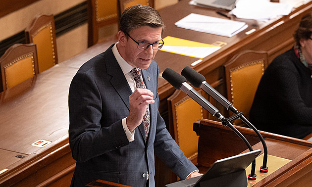 Porušujete zákon o 64 miliard, vytýká vládě opozice. Vyčítá jí i škrty u obrany