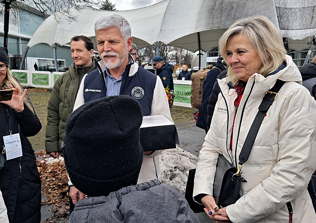 Prezidentský pár na olympijském festivalu vítaly stovky lidí, Pavel dostal dort