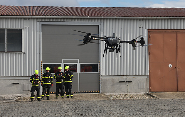 Ušetří jim síly. Hasiči ukázali dron za milion, unese třicet kilo nákladu