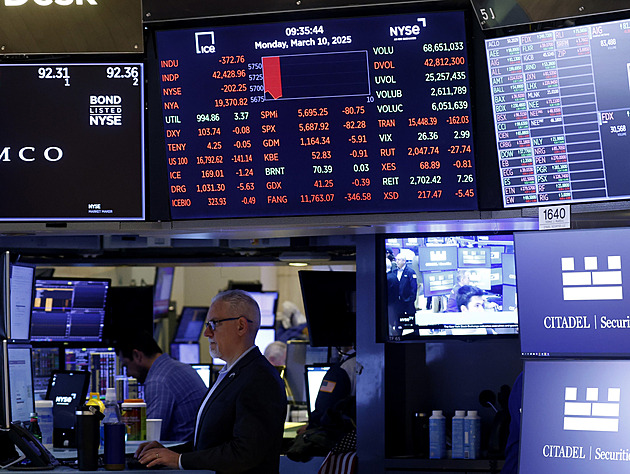 Růst cen pamětí rozevírá burzovní nůžky. Výrobci vydělávají, zbytek krvácí