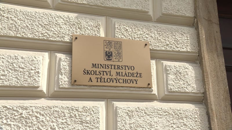 Zátah na ministerstvu: Vrcholný úředník čelí obvinění ze znásilnění, vydírání a drog