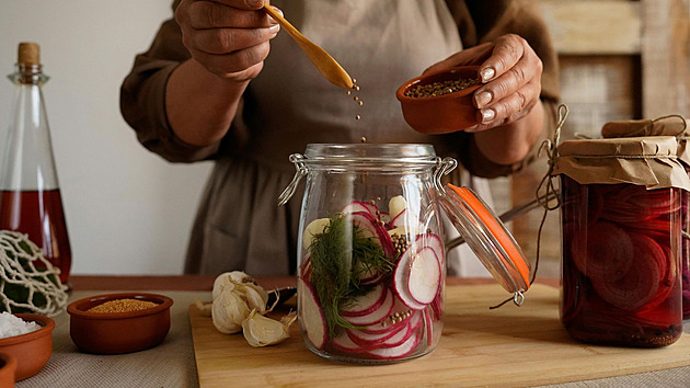 Jak správně fermentovat? 3 základní recepty na kvašenou zeleninu, které zvládne každý