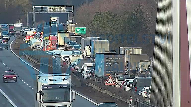 Hromadná nehoda uzavřela dálnici D11. Bouralo pět osobních aut a náklaďák