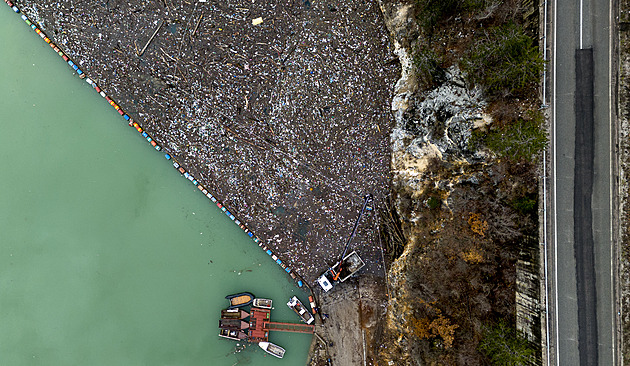 VIDEO: Plovoucí skládka. Smaragdovou řeku v Bosně opět hyzdí tuny odpadků