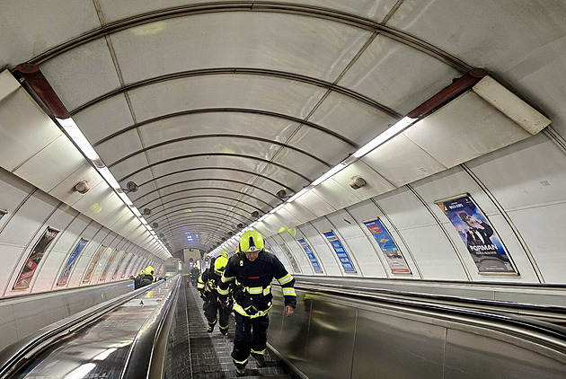 Loňský požár eskalátorů na Staroměstské způsobila sirka, přestupek dořeší hasiči