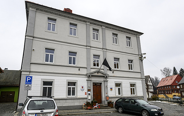 Střelec z Chřibské neměl v těle drogy, řekla policie. Otevření úřadu se posouvá