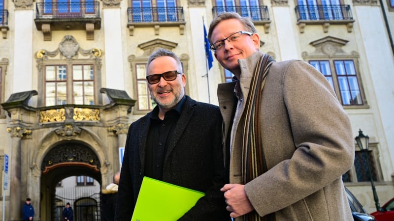 KOMENTÁŘ: Na kulturní frontě (ne)klid aneb Herci dělají z politiky divadlo