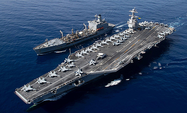 Největší letadlová loď světa mění kurz. Z Karibiku do napjatého regionu