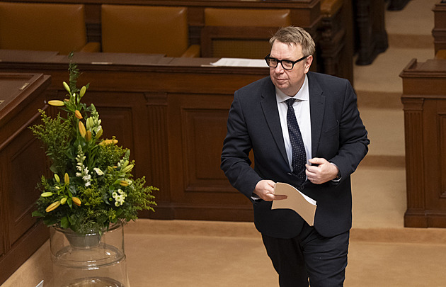 Poslanci zrychleně schvalují odklad vyplácení nové superdávky o čtvrt roku