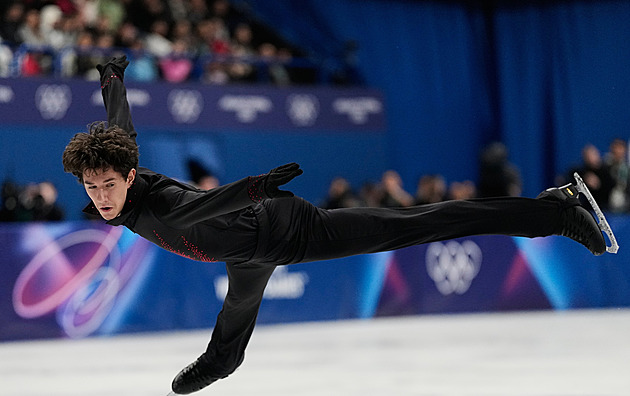 Hasičská auta ven. Krasobruslař pobláznil slovenskou obec, ve zbrojnici se promítá