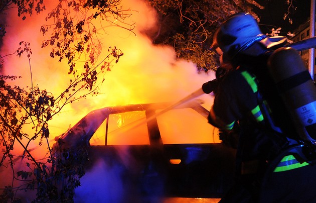 Pro pár tisícovek na objednávku zapálil auto, za žhářským útokem byla pomsta